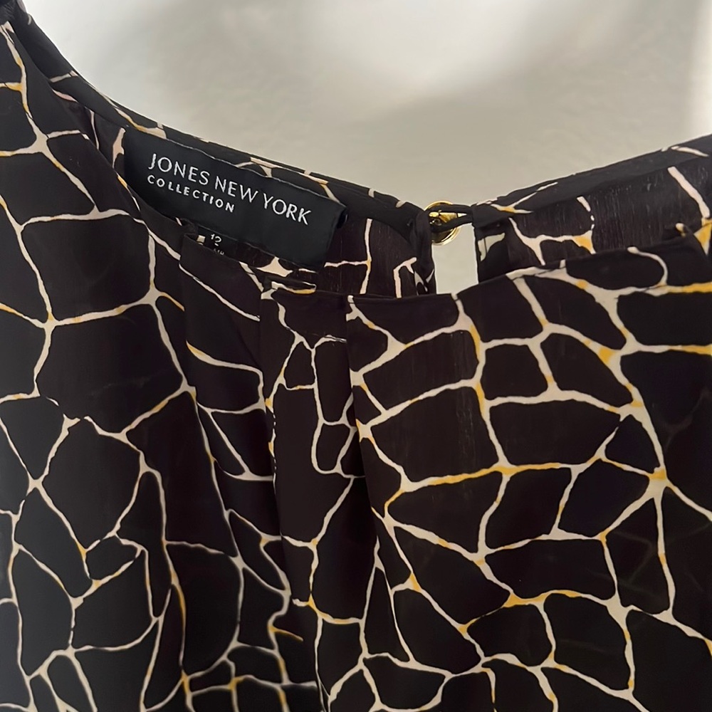 Black print 100% polyester sleeveless top